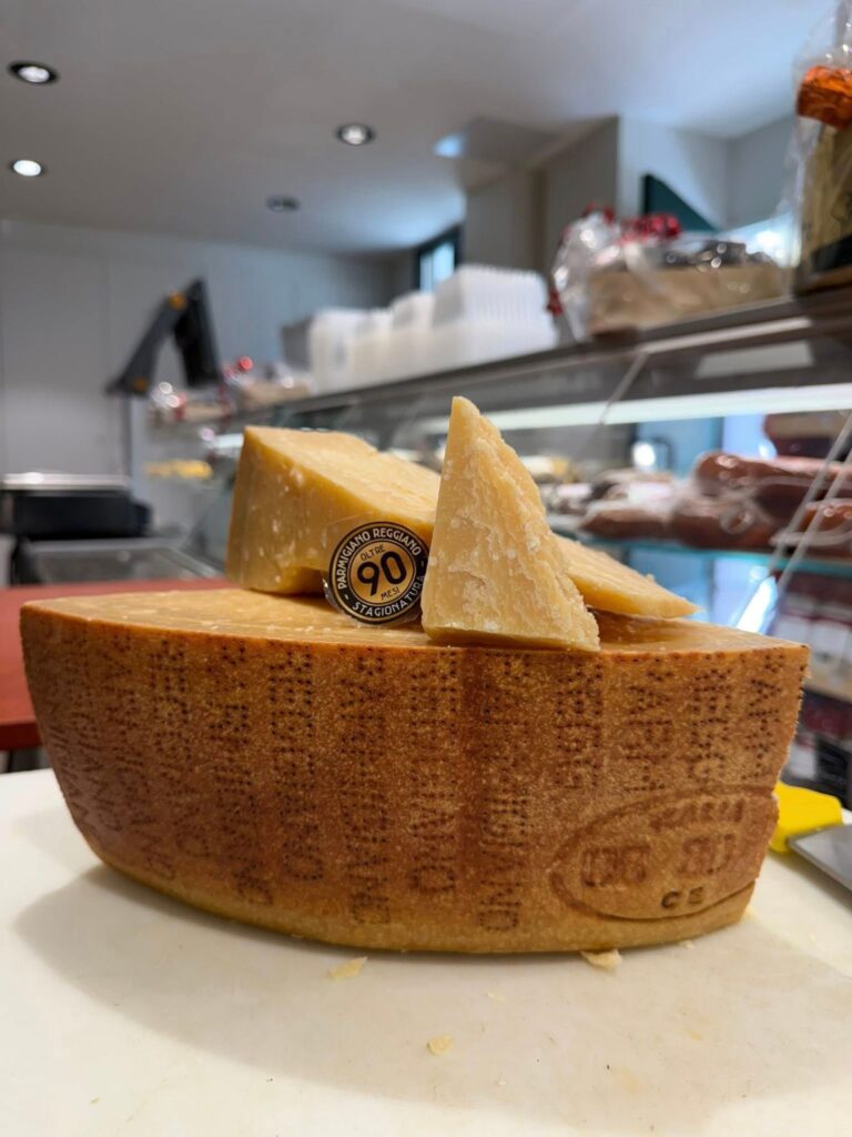 Parmigiano 90 mois - épicerie Rendez-Vous en Italie Bandol