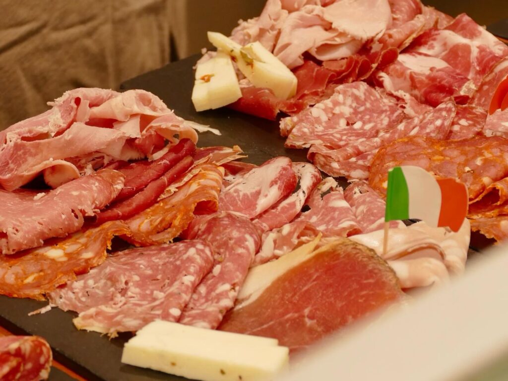 Comment composer sa planche de charcuterie italienne ?