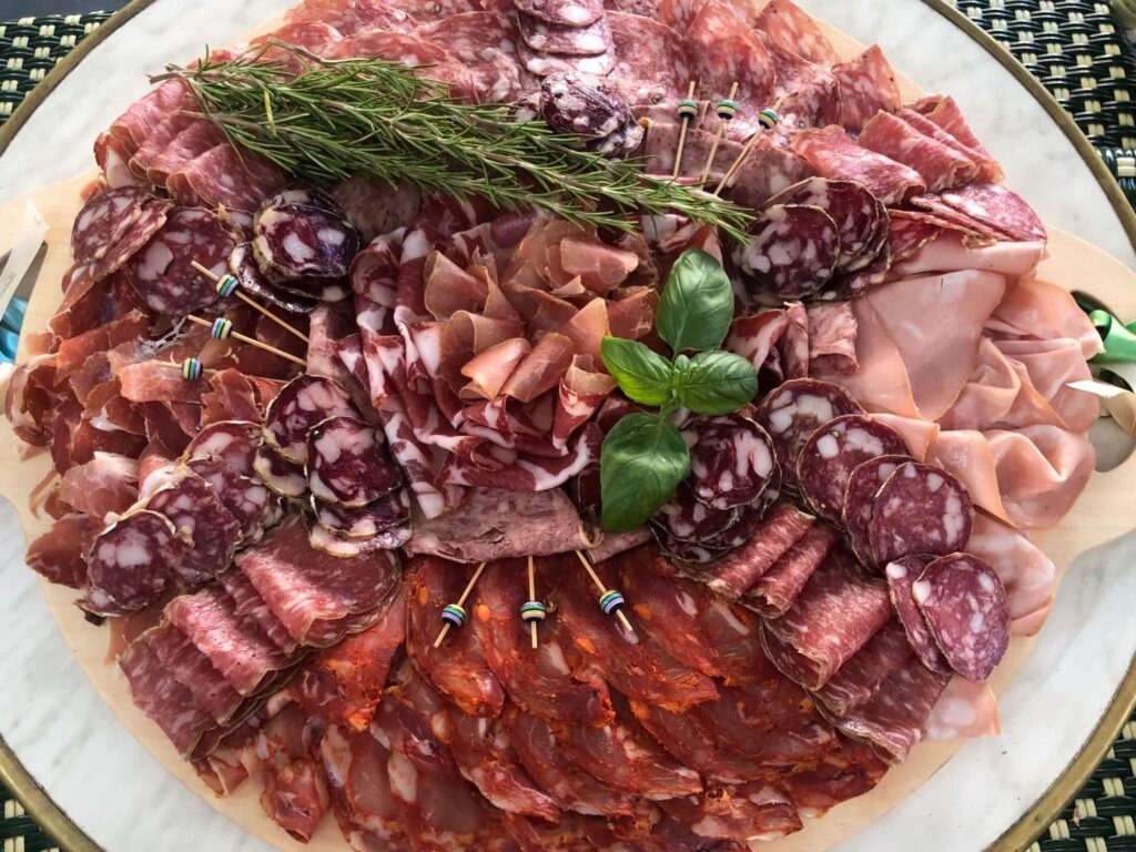 Comment composer sa planche de charcuterie italienne ?