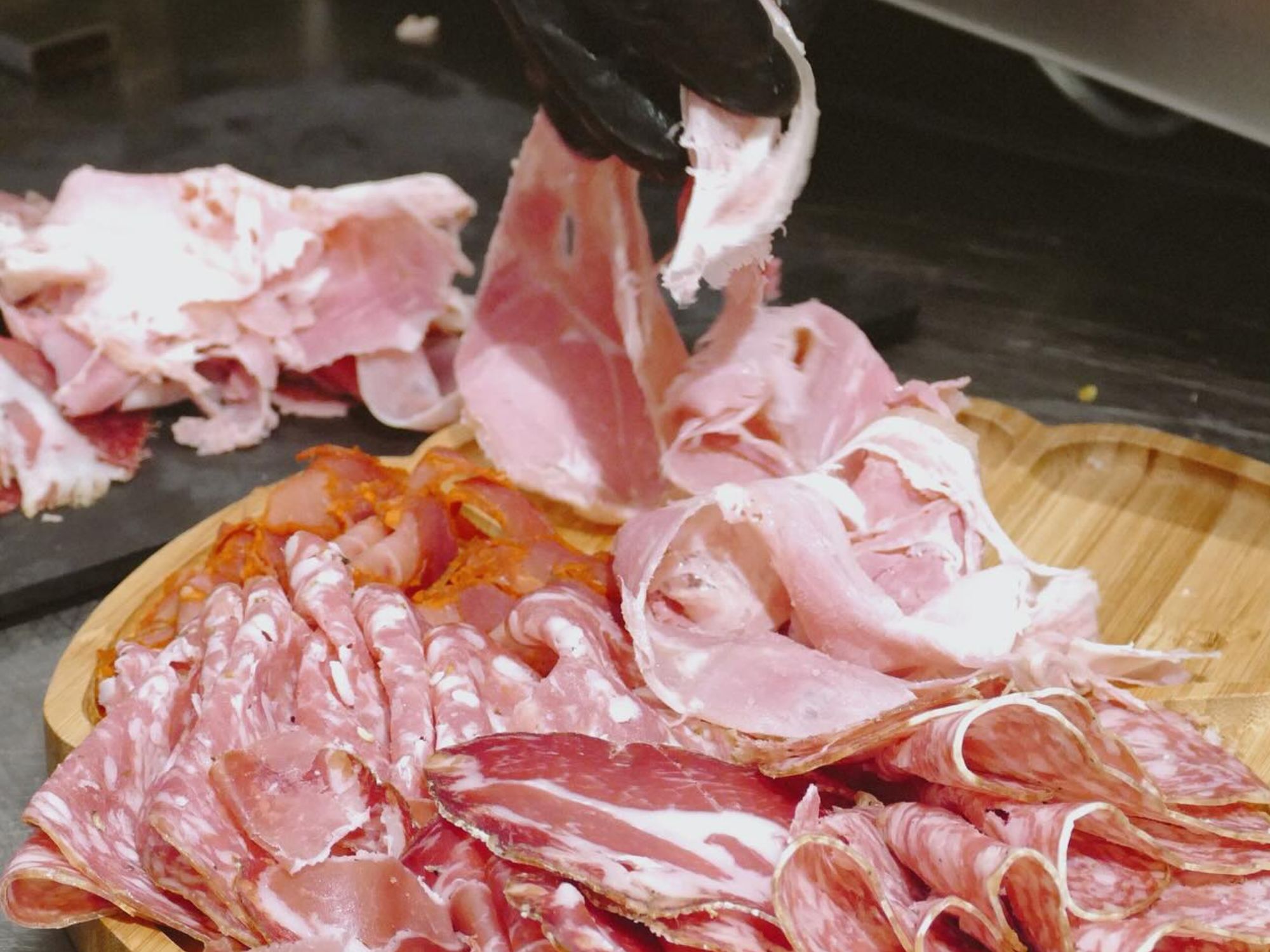 Comment composer sa planche de charcuterie italienne ?